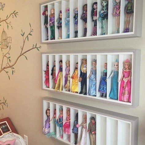 Clever Barbie Organization Ideas You and Your Kids Will Love Barbie Storage, Barbie Organization, Barbie Room Decor, Doll Organization, Toy Room Organization, Barbie Bedroom, Doll Storage, Barbie Room, Girls Playroom