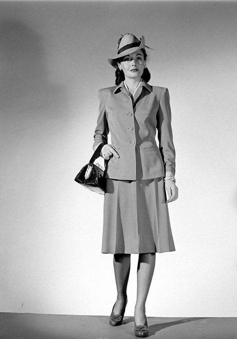 1940s And 1950s Fashion Photography By Nina Leen 1950s Fashion Photography, Nina Leen, 1940s Woman, Fashion 1940s, Womens Fashion Casual Winter, Office Fashion Women, Womens Fashion Edgy, 1940s Fashion, Black Women Fashion