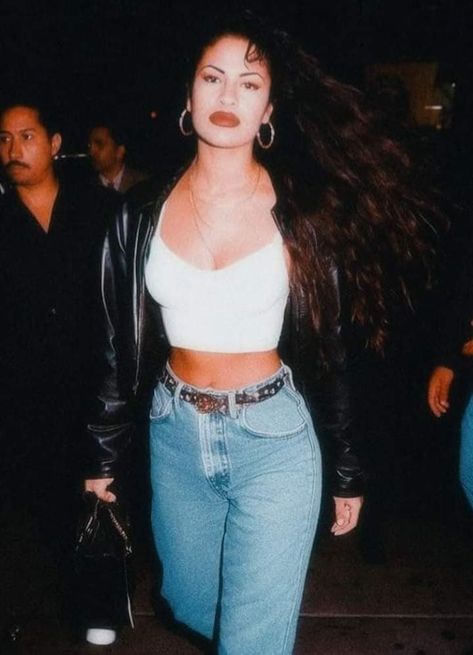 Selena Movie Outfits, Selena Quintanilla Iconic Outfits, 80s Fashion Street Styles, Chicana Outfits For School, Selena 80s, That 90s Show Outfits, Outfit 80s Mujer, Outfits 80s Mujer, Latina Aesthetic Outfit