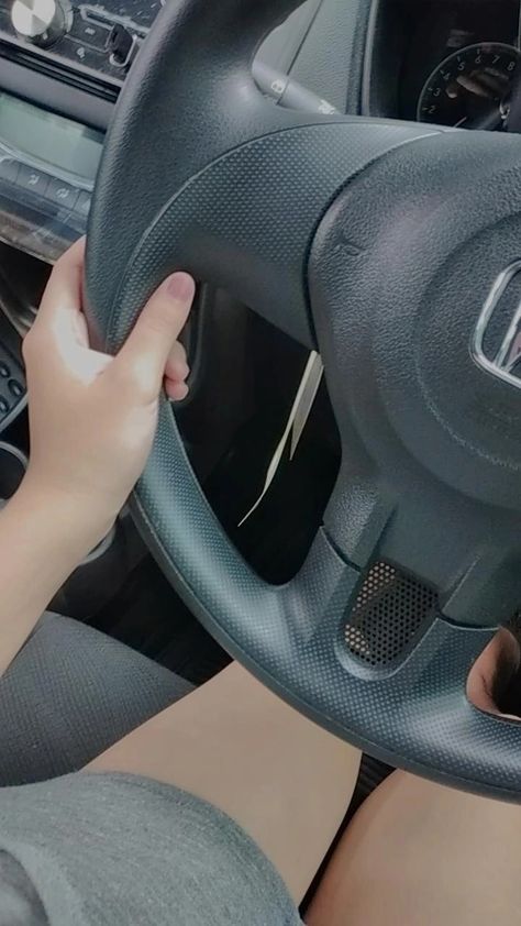 A Girl Driving A Car, Lady Driving Car, Girls Car Driving, Woman Driving Car Aesthetic, Girl Car Driving, Women Driving Car, Bouquet Snapchat, Driving Car Aesthetic, Girl Driving Car