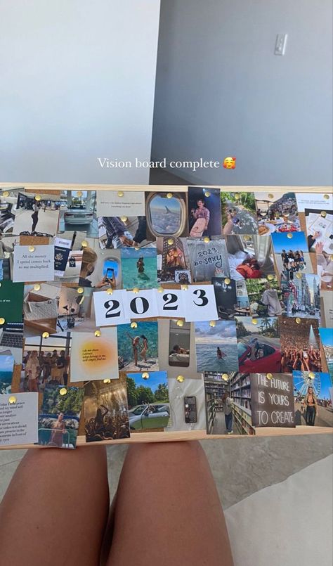 Paper Vision Board, Valentines Bulletin Boards, Corkboard Decor, Vision Board Study, Aesthetic Travel Pictures, Vision Board Poster, Vision Board Project, Happy List, Creative Vision Boards