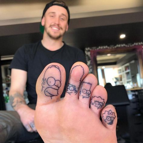 Bad Tattoos, Funny Small Tattoos, Tattoos Funny, Tato Dengan Makna, Toe Tattoos, Simpsons Tattoo, Geniale Tattoos, Weird Tattoos, Lip Tattoos