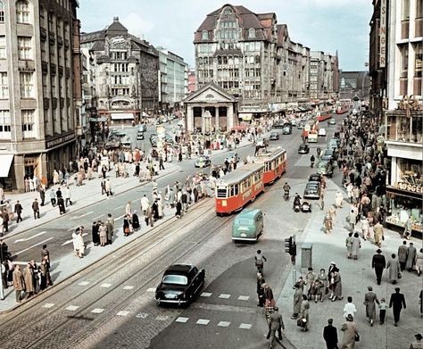 Post-war Germany in the 50s and 60s. Photography by Josef Darchinger. https://t.co/EDyDSqG3Fs City Photography, Home Entertainment, Time In Germany, Berlin City, Vintage Germany, Hamburg Germany, Historical Pictures, Real Estate Houses, Colour Photograph