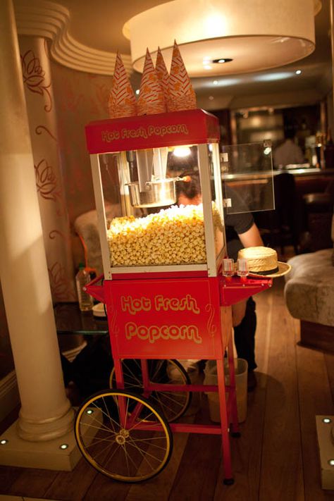 popcorn served at an Old Hollywood wedding... I'm just sayin' ;) Hollywood Glamour Party, Hollywood Sweet 16, Old Hollywood Prom, Old Hollywood Party, Deco Cinema, Old Hollywood Theme, Hollywood Glamour Wedding, Hollywood Birthday, Glamour Party