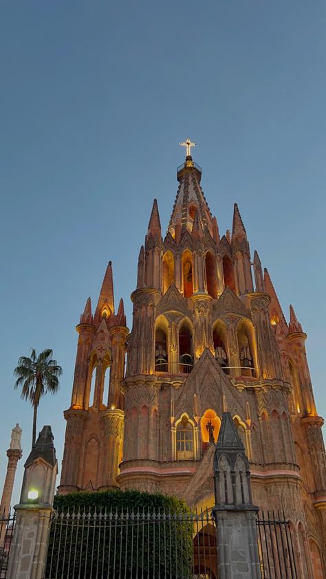 Churches In Mexico, Mexico Landmarks, Mexico Aesthetic Culture, Sam Miguel, Mexico City Aesthetic, Mexico Scenery, México Aesthetic, Mexico Michoacan, Aesthetic Mexico