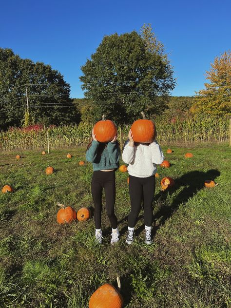 Pumpkin Patch Friends Photoshoot, Duo Fall Pictures, Fall With Bestie, Friend Pumpkin Patch Pictures, Pumpkin Patch Friends, Fall Photoshoot Ideas Friends, Best Friend Fall Pictures, Fall Ideas With Friends, Fall Friends Photoshoot