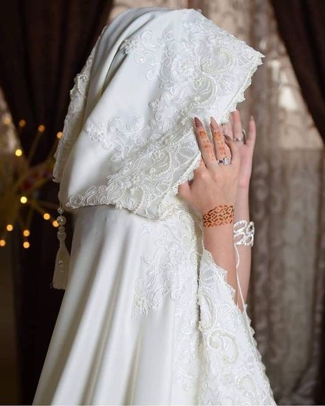 Morrocan Wedding Dress, Algerian Dresses, Wedding Cloak, Muslimah Wedding Dress, Wedding Dress Bustle, Hijab Wedding Dresses, Bridal Hair Inspiration, Bolero Wedding, Bride Guide