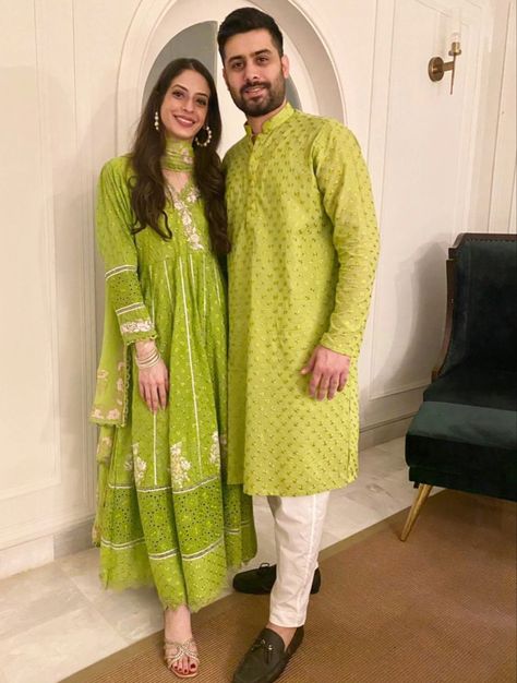 Twinning Couples Outfits Indian, Matching Kurta For Couple, Couple Outfits Indian Casual, Diwali Couple Outfit, Indian Traditional Couple Outfits, Couple Indian Outfits Matching, Couple Matching Outfits Pakistani, Simple Roka Outfits, Indian Couple Outfits Matching Simple
