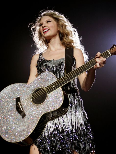 Taylor Swift. Does she even actually play guitar anymore? She was a big motivator for young girls to start playing guitar when she was a young, country artist. Now that's she's gone pop, however... Taylor Swift Guitar, Young Taylor Swift, Taylor Swift Speak Now, Taylor Swift Hot, Swift Tour, Taylor Swift Fearless, All About Taylor Swift, Celebrity Style Red Carpet, Taylor Swift Concert