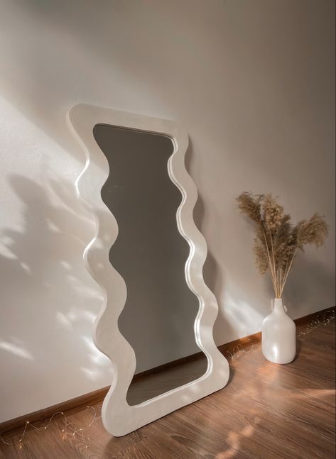 Diy Wavy Mirror, Creative Mirror Frame Ideas, Squiggly Mirror, Squiggle Mirror, Cool 3d Wallpapers, Spiegel Diy, Fall Apartment Decor, Funky Mirrors, Trendy Mirrors