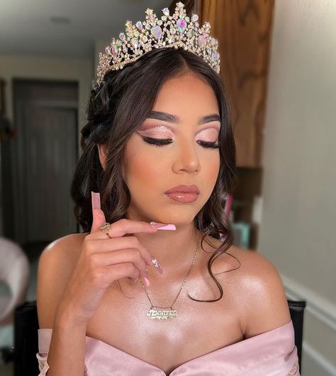 Pink Makeup Look For Quince, Quince Makeup Looks Pink And Gold, Pink 15 Makeup Looks, Makeup Look For Rose Gold Dress, Quince Photoshoot Makeup, Simple Pink Quince Makeup, Xv Pink Makeup, Pink Quince Theme Makeup, Pink Quinceñera Makeup