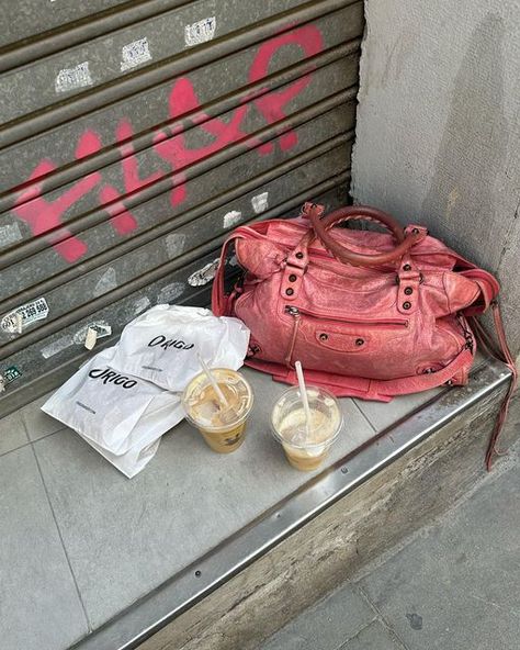 Carrie Bradshaw, Nyc Girl, Nyc Life, Instagram Coffee, Brooklyn Baby, Balenciaga Bag, Digital Diary, City Girl, Mode Vintage