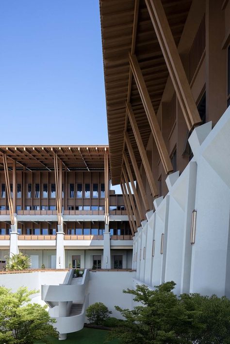 Gallery of Sanya Haitang Bay Medical and Healthcare Demonstration Center / line+ - 3 Auditorium Architecture, Restaurant Exterior Design, Building Front Designs, Detail Arsitektur, Wood Facade, Roofing Ideas, Lean To, Center Line, Tropical Architecture