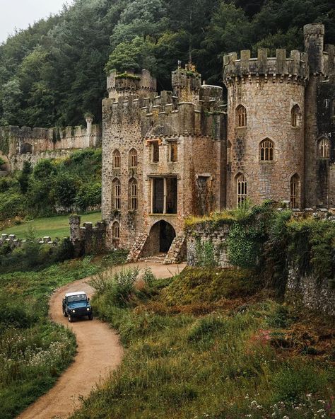 Abandoned Castles, Welsh Castles, Castles To Visit, Castle Aesthetic, European Castles, Chateau France, Castle House, Fantasy Castle, Beautiful Castles