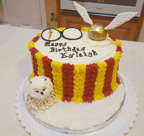 Harry Potter theme cake; no fondant...candy melts are versatile. All buttercream. Owl is a mini cupcake and cake ball stacked. Decorated with buttercream.  Snitch is a cake ball covered in yellow candy melts and then painted with edible gold. Wings are white chocolate drawn on a lollipop stick. Glasses are black candy melts,  white candy melts drawn to look like glasses on wax paper. Lightening bolt is yellow candy melts and painted gold. Created by Susana Reid Dolci Harry Potter, Harry Potter Cakes, Harry Potter Theme Cake, Chocolate Bar Cakes, Gateau Harry Potter, Bolo Harry Potter, Harry Potter Party Decorations, Fondant Candy, Harry Potter Theme Birthday