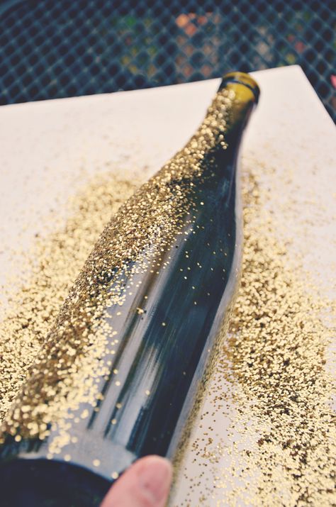 glittering the wine bottle for glittered wine bottle via @jennyonthespot // www.jennyonthespot.com Glitter Wine Bottles, Wine Bottle Project, Wine Craft, Wine Bottle Art, Glitter Wine, Wine Bottle Diy Crafts, Wine Bottle Diy, Wine Bottle Decor, Glitter Diy