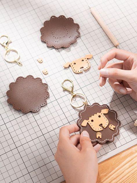 Easy Keychain, Leather Keychain Diy, Sheep Cute, Leather Handbag Patterns, How To Make Leather, Diy Leather Projects, Keychain Leather, Leather Bag Pattern, Diy Leather Bag