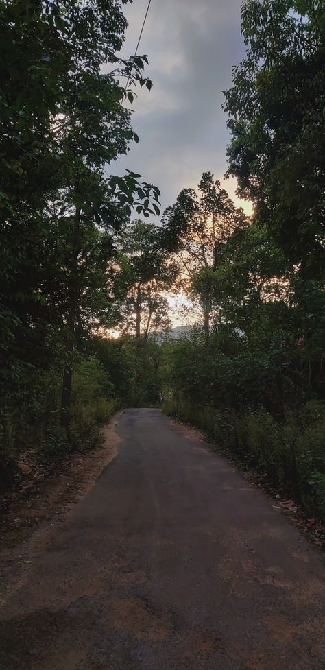 an empty road Empty Road Aesthetic, Road Snap, Road Pic, Comfort Aesthetic, Random Snaps, Empty Road, Strawberry Moon, Urban Road, Snapchat Streak