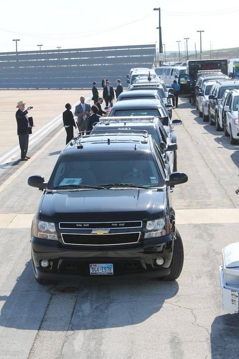 35 Important Things We Learned Watching The President Get Off Of Air Force One Cars Lined Up, Presidential Limousine, The Eagle Has Landed, United States Secret Service, Close Protection, Police Life, Military Gear Tactical, Armored Truck, Usa Presidents