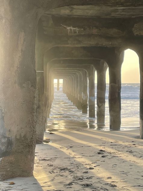 The prettiest pier in LA ❤️ Manhattan Beach, California at sunset (winter/January) Los Angeles, Angeles, Nature, Winter Tanning, Lifeguard Aesthetic, Angeles Aesthetic, Winter January, Sunset Winter, Manhattan Beach California