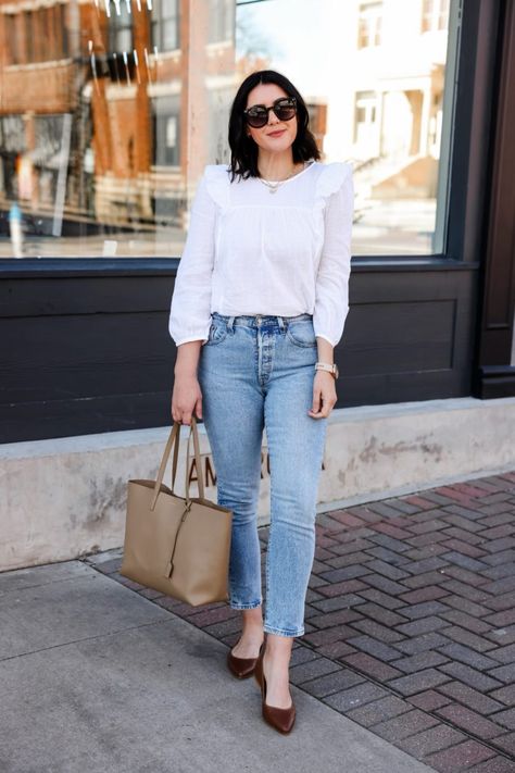 White Blouse Top Outfit, White Blouse Casual Outfit, White Tops And Jeans Outfit, White Full Sleeve Top Outfit, White Top And Jeans Outfit Classy, White Blouse Jeans Outfit, Jeans And White Shirt Outfit Classy, White Blouse Outfit Casual, White Blouse And Jeans Outfit