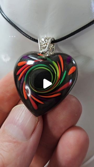 Fimo, Polymer Clay Jewelry Tutorials Pendants, How To Put Words In Resin, Resin Jewelry Diy How To Make, Things To Make With Resin Gift Ideas, Uv Resin Rings, Uv Resin Pendants, Uv Resin Jewelry Diy, Resin Pendant Ideas