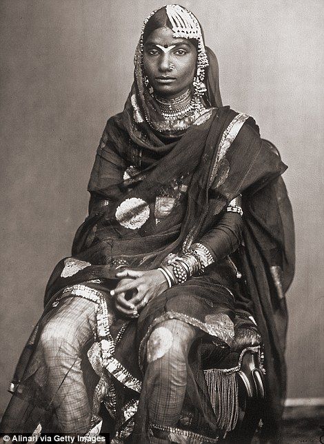 You Cant Miss The Photographer Princes Stunning Pictures Of His Wives Taken Centuries Ago Vintage Indian Fashion, Historical India, Royal Indian, Portrait Vintage, Vintage India, Historical Women, Ancient India, Indian Heritage, 100 Years Ago