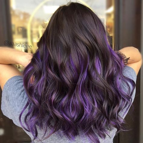 Purple Hair Highlights, Underlights Hair, Peekaboo Hair, Hair Color Underneath, Hair Color Streaks, Hair Streaks, Pretty Hair Color, Hair Color Purple, روتين العناية بالبشرة