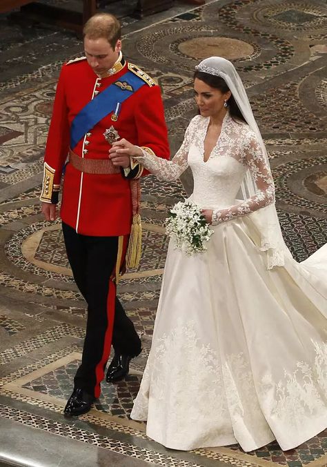 Kate Middleton's Wedding Dress Designer Kept Project from Mom Alexander Mcqueen Wedding Dress, Mcqueen Wedding Dress, Alexander Mcqueen Wedding, Vestidos Kate Middleton, Alexander Mcqueen Wedding Dresses, Kate Wedding Dress, Kate Middleton Wedding Dress, Temperley London Dress, Düşes Kate