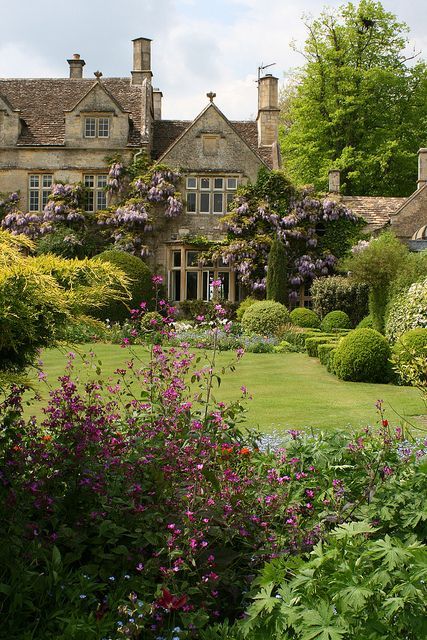 Gorgeous cottage garden with manicured lawn, verdant edgings, climbing wild rose bushes and wisteria vines on the home's exterior walls. Stare Dwory, Barnsley House, Grass And Flowers, العصور الوسطى, Corak Bunga, Large House, English Manor, This Old House, Healthy Routine