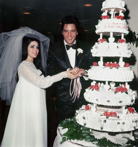 Priscilla Presley Wedding, Las Vegas Wedding Dresses, Vegas Wedding Dress, Elvis Wedding, Elvis Presley Priscilla, Elvis And Me, Helen Rose, Iconic Weddings, Celebrity Wedding Dresses