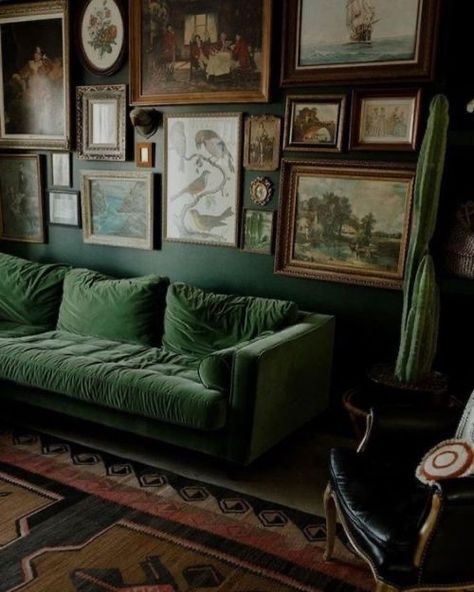 15 Dark Academia Decor Ideas For Your Home – SeasonOverload Dark Academia Living Room, Dark Academia Interior, Dark Green Living Room, Interior Design Color Schemes, Dark Green Walls, Dark Academia Decor, Interior Design Gallery, Interior Design Books, Aesthetic Living Room