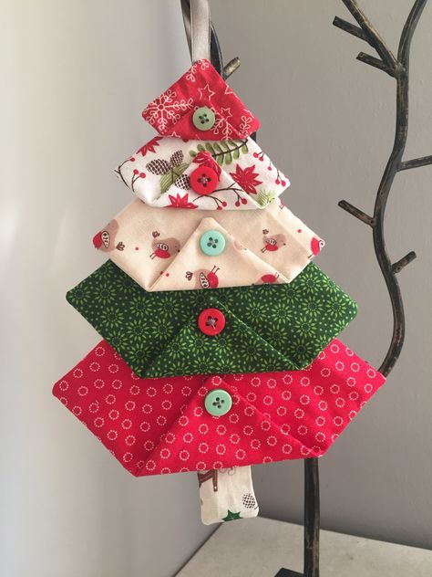 Folded fabric square Christmas trees Fabric Christmas Decorations, Christmas Decorations Sewing, Christmas Fabric Crafts, Folded Fabric Ornaments, Christmas Sewing Projects, Fabric Tree, Folded Fabric, Fabric Christmas Trees, Quilted Christmas Ornaments