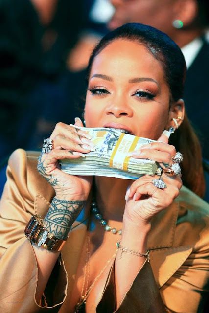 Two Money Moves You Should Be Making Now. | BELLEMOCHA.com Rihanna Money, Ragazza Gangsta, Looks Rihanna, Mode Rihanna, Stile Hip Hop, Rihanna Looks, Rihanna Riri, Shotting Photo, Richest In The World