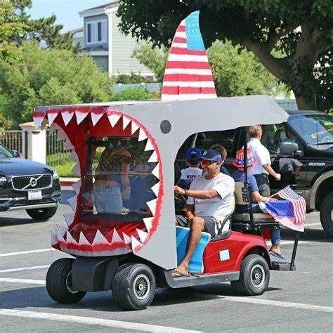 Halloween Parade Float, Golf Cart Decorations, Gold Cart, Christmas Parade Floats, Truck Or Treat, Parade Ideas, Floating Decorations, Custom Golf Carts, Freshman Homecoming