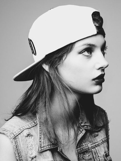 Woman In Baseball Hat, Chiaroscuro Portrait, Backwards Hat, Streetwear Chic, Hair Tattoos, Long Hair Girl, Foto Inspiration, Tomboy Fashion, Diy Photo