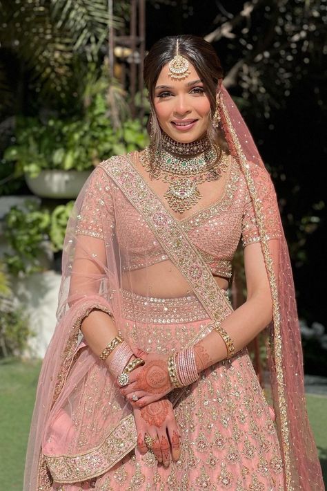 Bridal Lehenga Engagement, Light Pink Colour Lehenga, Pink Mehendi Outfits For Bride, Pink Lengha Jewellery, Pink Bridal Lehngas, Bridal Wear Lehenga, Bridal Lehnga Unique Light Colour, Pale Pink Bridal Lehenga, Indian Pink Wedding Dress