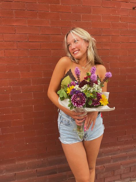 Farmers Market Picture Ideas, Farmers Market Pictures, Farmers Market Photoshoot, Market Photoshoot, Farmers Market Aesthetic, Flower Bouquet Pictures, Market Outfit, Farmers Market Outfit, Outfits Summer Aesthetic