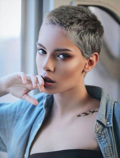 Grey Hair Buzzcut Women, Feminine Buzz Cut, Buzz Cut Women Round Face, Pixiecut Undercut, Kort Pixie, Shorthair Haircut, Super Short Haircuts, Really Short Hair, How To Curl Short Hair