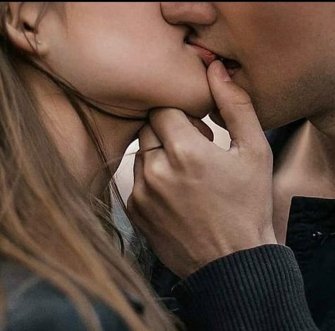 Kiss Couple Profile Pictures, Aestethic Couple Kiss, Couple Hugs Aesthetic, My Darling Arrow, Arrow Aesthetic, Book Edits, Passionate Couples, Feyre And Rhysand, Ugly Love