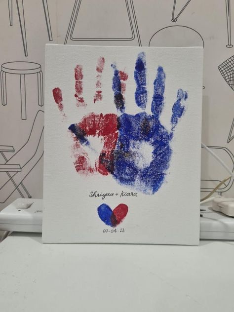 Handprints On Canvas Couples, Cute Couple Things To Paint, Paint Dates Couple, Couple Hand Craft, Hand Print Art For Couples, Hand Print Painting Ideas Couples, Cute Painting Ideas With Boyfriend, Canvas Hand Painting Couples, Painting Ideas On Canvas Handprints