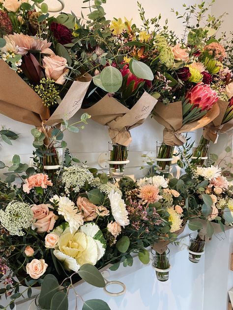 Florist Astetic, Flower Bouquet Display Ideas, Flower Shop Interior Design Ideas, Florist Vendor Booth, Florist Shed, Florist Work Station, Floral And Gift Shop Ideas, Flower Shop Front Design, Modern Florist Shop