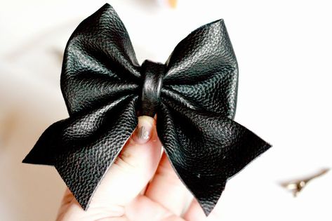 AmandaRose: Leather Bow: tutorial with free pattern Couture, Fabric Bow Tutorial, Diy Leather Bows, Leather Tutorial, Leather Bow Tie, Hair Bow Tutorial, Hair Diy, Tutorials Diy, Bow Tutorial