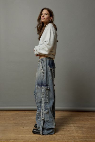 Y2K-inspired cargo jeans from BDG cut in a drapey balloon silhouette. Mid-rise drawstring waistband you can wear low on the hips and a loose wide-leg with cinched hems. Complete with buckled cargo pockets and strappy detailing at the legs. Find it only at Urban Outfitters.Features. Slouchy cargo jeans from BDG Crafted from rigid BDG denim that will soften more and more over time Mid-rise that you can wear at the hip Full length that hits below the ankle Drawstring waistband UO exclusive Content Denim Cargo Pants Outfit, Wide Leggings, Cargo Outfits Women, Cargo Pants Aesthetic, Cargo Jeans Outfit, Wash Jeans Outfit, Denim Pants Outfit, Straight Leggings, Low Waisted Pants