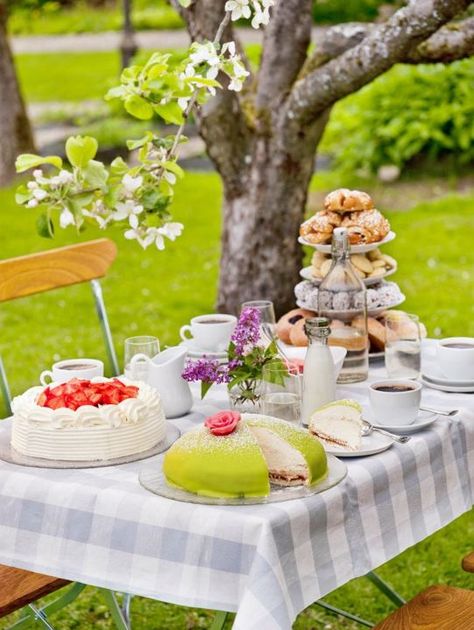 A Taste of Swedish Spring  ..Years ago when we visited my husband's relatives near Gavle, each home we visited would put out a spread similar to this. Swedish Princess Cake, Swedish Fika, Swedish Coffee, Swedish Traditions, Chocolate Mud Cake, Coffee Room, God Mat, Swedish Recipes, Strawberry Cakes