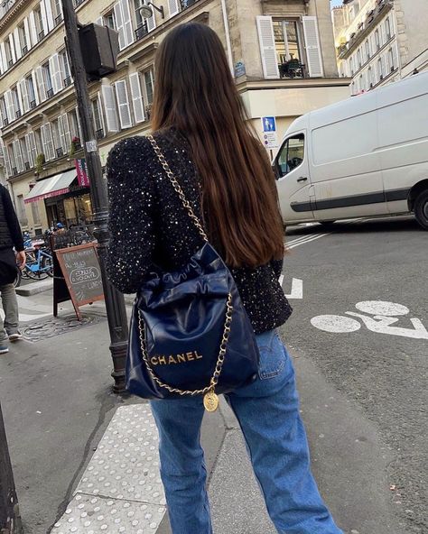 Parisian Style, Leia Sfez, Chanel 22, Street Style Bags, Daily Outfit Inspiration, 가을 패션, Designer Shoulder Bags, Fashion Mode, Look Cool