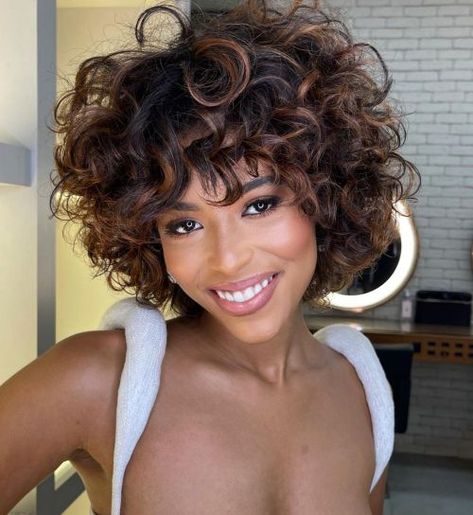 Brown Hair Trends, Party Wigs, Wig Styling, Curly Bangs, Bob Hairstyles With Bangs, Haircuts For Curly Hair, Hair With Bangs, Curly Hair With Bangs, Curly Bob Hairstyles