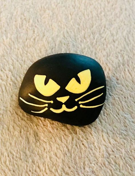 Halloween Painted Rocks Black Cats, Easy Halloween Rock Painting Ideas, Black Painted Rocks, Halloween Rocks Painted Ideas, Halloween Stone Painting, Halloween Rock Art, Halloween Rock Painting Ideas, Halloween Rock Painting, Halloween Painted Rocks