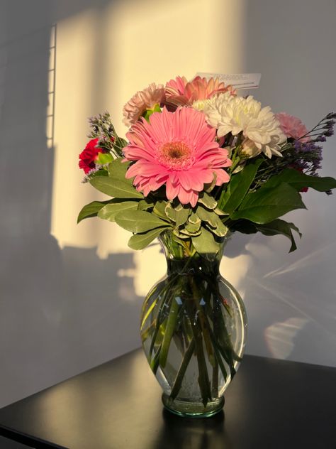 Flower Vases Aesthetic, Flowers In A Vase Aesthetic, Flowers In Vase Aesthetic, Flowers In Clear Vase, Bouquet Of Flowers In Vase, Flower Vase Aesthetic, Flower Bouquet Pink, Flower In A Pot, Flower In A Vase