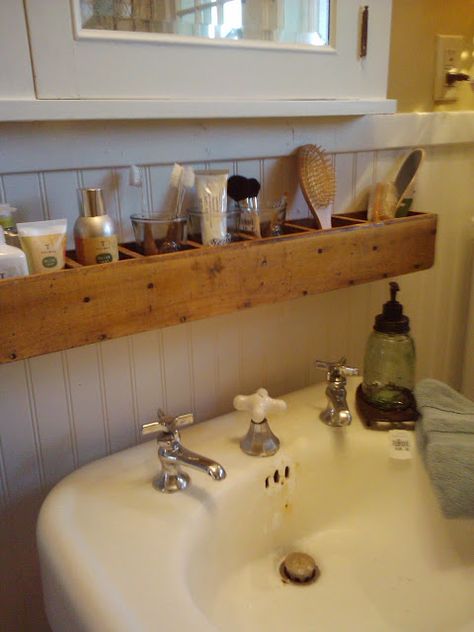 Caddy shelf Recycled Crafts, Små Rum Lidt Plads, Bilik Air, Koti Diy, Hemma Diy, Diy Casa, Small Bathroom Storage, Hus Inspiration, Small Space Living